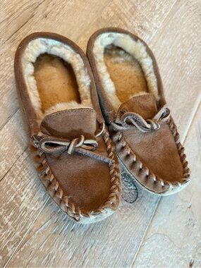 L.L.Bean Big Kids Cozy Brown Suede Moccasin Slippers with Faux Fur Lining 4